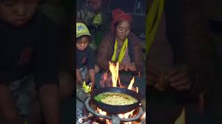 Good CHILDS HELP Mother cooking and prepare food for family, dirty life in the wild, Akida San