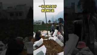 一块石料几百斤，他这样扛起！