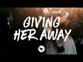 Luke Combs - Giving Her Away (Lyrics)