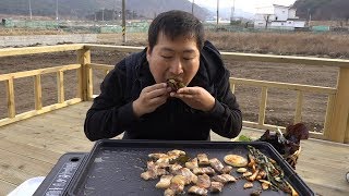 야외에서 먹는 꿀맛같은 [[삼겹살(Samgyeopsal)]] 먹방!! - Mukbang eating show