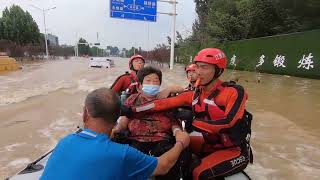 豪雨で病院が浸水、患者を移送　河南省鄭州市