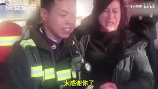 致敬！消防员徒手拎“喷火”煤气罐，原来他们无所不能······