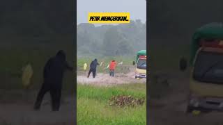 Kilatan cahaya di sertai suara yg menggelegar... Ngeri..!!!