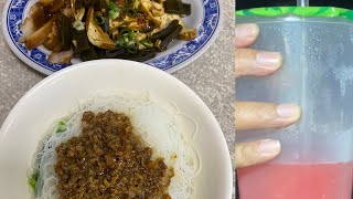 ［業務外食人生］台中大里永興路小李牛肉麵，今天點了乾米粉、小菜，他們還有水餃、麻醬麵、餛飩、榨菜肉絲麵，熱天再來杯瓜董的西瓜汁#Shorts