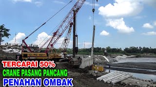 56 PANCANG PENAHAN OMBAK DIPASANG ALAT BERAT HAMMER CRANE DAN CRAWLER CRANE