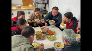 甘肃农村下雨天打包苹果，工人展示厨艺做“稀餐”！西北人的最爱