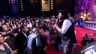 Arijit Singh gives a tribute to Shah Rukh Khan at 6th Royal Stag Mirchi Music Awards