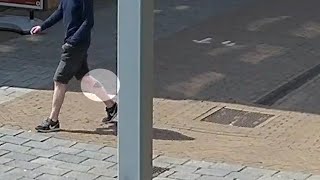 Mannen stelen dure fietsen in drukke winkelstraat