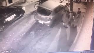 El momento en que atrapan a un ladrón escondido.