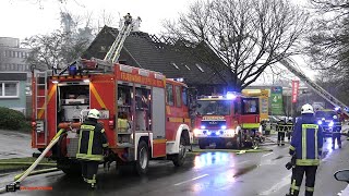 Ausgedehnter Dachstuhlbrand in Wuppertal-Varresbeck: Feuerwehr Wuppertal im Großeinsatz | 31.01.2022