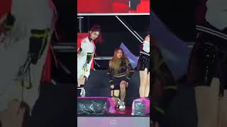 Itzy's Lia slipped on stage 😭