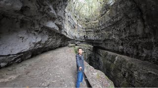 陕西汉中山区有一片天坑群，骑着摩托独自进山探索，看见一片神秘的小天地，带你走进天坑