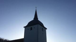 Här ringer Mellanklockan Förstgångsringning i Vallda Kyrka.