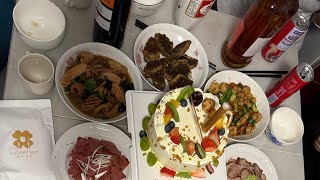 大年除夕夜，美国华人和老知青共吃年夜饭！回忆峥嵘岁月！小城市筒子楼里吃饭更有年味！