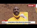 agataliikonfuufu muzibe alajaana lwa ttaka. agamba bbulooka yamusonda. eyalwaala okugulu alajaana.