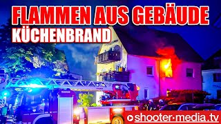 🔥  FLAMMEN aus GEBÄUDE - KÜCHENBRAND  🔥 | 🚒  Feuerwehr beginnt mit Löscharbeiten  🚒