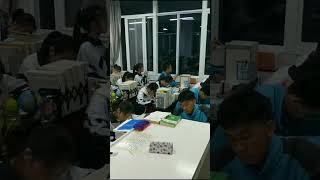 你说这两个学生是在思考人生呢，还是在对暗号！ #学生 #funnyschool #校园 #搞笑 #china #chineseschool #搞笑视频 #搞笑影片 #滑稽 #可爱 #课堂 #课堂随拍