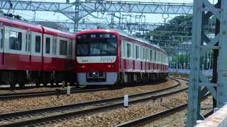 京急線金沢文庫駅手前の車庫付近。下り6両編成普通浦賀行き1000形619～624編成の電車が、車庫に停車中の普通品川行き600形652‐4編成の電車の横を通過中に、シューゥウ！！と音をたてて、走行中！