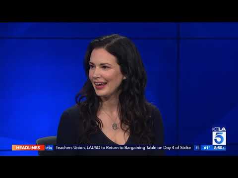 How tall is Laura Mennell?