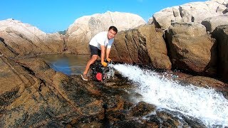 海边水坑搁浅好货，小林搬来抽水机直接开干，抽干后海鲜尽收眼底