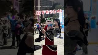 【少女心噴發】耶誕城遇見大肌肌青蛙 當場被公主抱啦😍｜聖誕節｜青蛙｜路人｜街頭｜擁抱｜公主抱｜肌肉｜Cosplay｜正妹｜害羞｜搞笑｜小孩