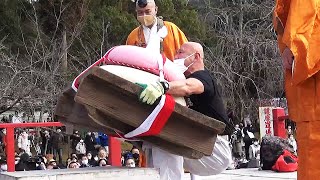 京都の醍醐寺で鏡餅を持ち上げる「五大力さん」