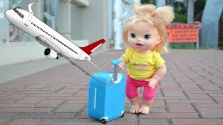 La Muñeca Baby Alive Sara en español viaja en Avión para Buscar a su Mami!!! TotoyKids