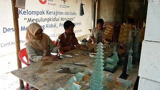 Pemuda Kreatip Ciptakan Kerajinan dari Limbah Kaca