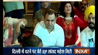 Mahesh Giri Sits on Hunger Strike Outside Delhi CM Arvind Kejriwal's Residence