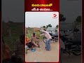 మందు బాబులతో ఎస్ ఐ చిందులు si dance with drunken people latest viral video dial news