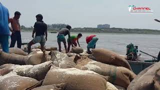 মোংলায় ডুবে যাওয়া বাল্কহেড থেকে চাল উত্তোলন শুরু