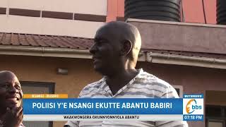 Poliisi ye Nsangi Ekutte Abantu Babiri, Bagambibwa Okunyaga Amasomero, Babadde Beefuula Abapoliisi