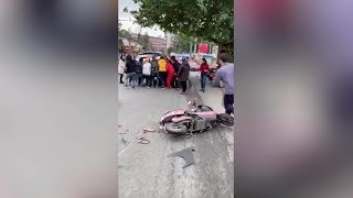 Dozens of passersby lift car to rescue trapped biker in S China