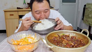 The guy made pork stewed vermicelli according to the method on the Internet.