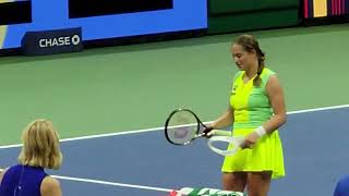 Jeļena Ostapenko defeats #1 Iga Świątek at 2023 US Open