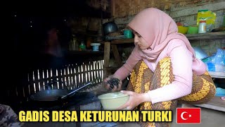 Gadis Desa Cantik Keturunan TURKI, Doyan Keong Sawah Hasil Berburu || Girl Rural Life