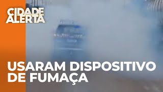 Bandidos em fuga acionam dispositivo de fumaça para tentar despistar a polícia