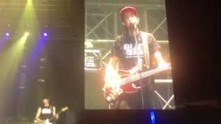 [HD Fancam] 130615 BLUE MOON in Manila- Opening Neon Naege Banhaesseo: Yonghwa's cute mistake