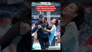 MOMEN KETIKA MAYOR TEDDY MENOLONG SEORANG WANITA #shortsvideo #mayorteddy #ajudan #prabowo