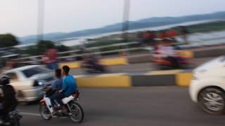 warga memadati jembatan di lebaran ke dua