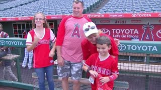 TOR@LAA: Trout meets young fan before the game