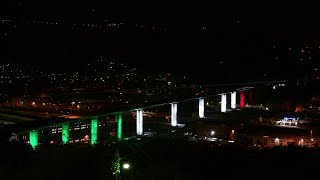 Genova, il nuovo ponte illuminato dal tricolore