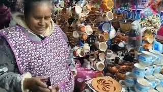 Alfareros, artesanos de San Miguel en calle Abasolo en Teziutlan para la temporada de Todos Santos.