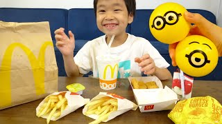 レオくんがマクドナルドのハッピーセットをたべるよ！ミニオンのおもちゃがついてるよ！ レオスマイル