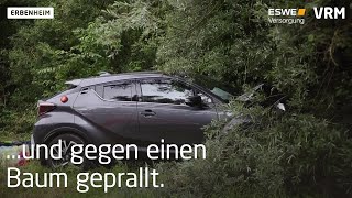 Auto kommt bei Abfahrt A66 von der Fahrbahn ab