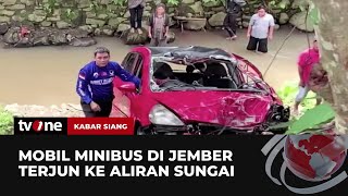 Minibus Alami Kecelakaan Masuk ke Aliran Sungai | Kabar Siang tvOne