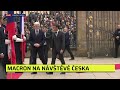 macron dorazil za pavlem na pražský hrad. demisi křičeli na francouzského prezidenta lidé