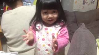 1 Year Old Girl Sings Happy Birthday - 1歳8ヶ月の娘がハッピーバースデーを歌う