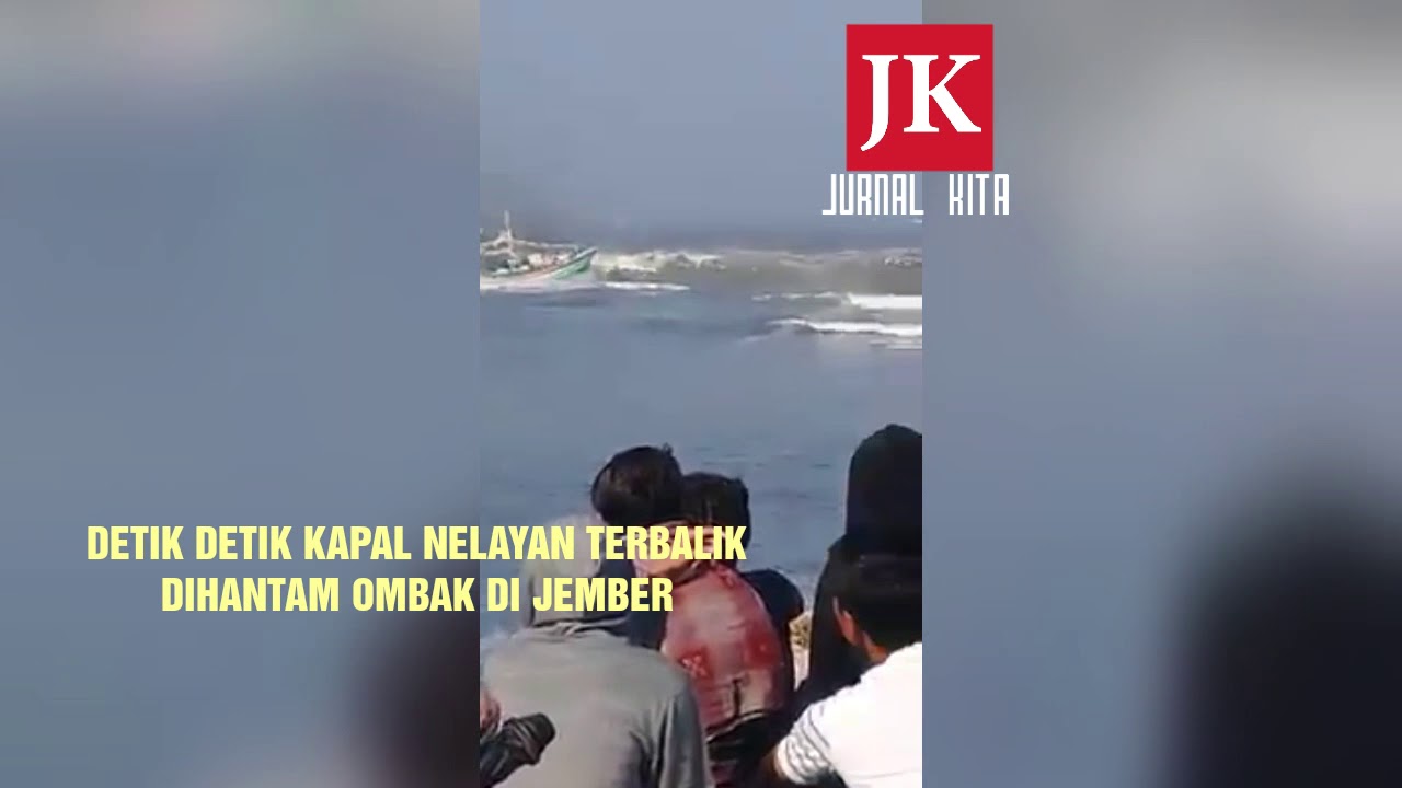 BREAKING NEWS !!! DETIK DETIK KAPAL NELAYAN TERBALIK DIHANTAM OMBAK DI ...