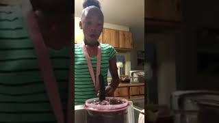 Stan Twitter: girl drops a full container of sugar in kool aid